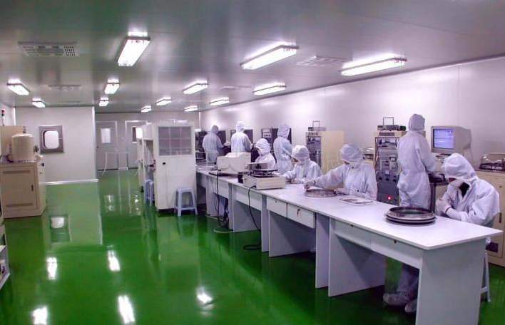 制藥、工業(yè)、食品等行業(yè)生產(chǎn)時(shí)為什么要使用潔凈室？